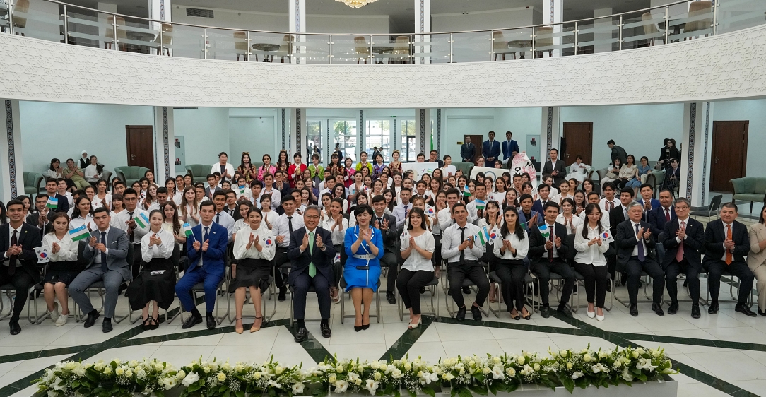 박진 장관, 우즈베키스탄 차세대 청년들과 소통