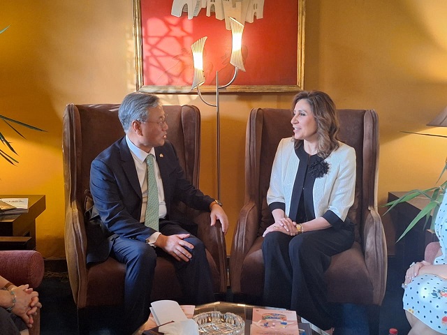 اجتماع السفير كيم يونج هيون مع وزيرة الثقافة