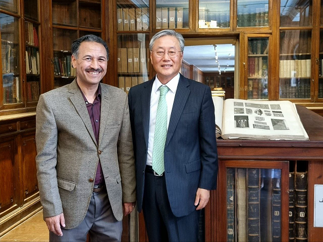 اجتماع السفير كيم يونج هيون مع مدير المتحف المصري