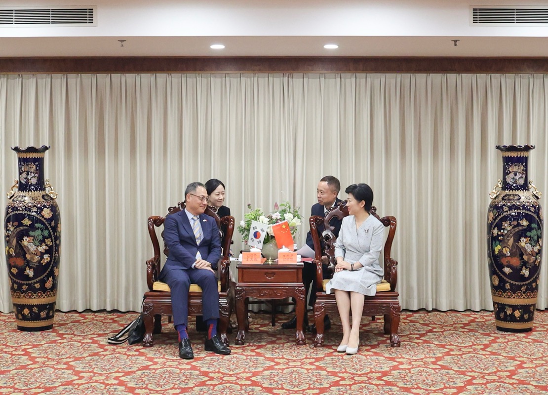 (6.13) 总领事与江苏省泰州市市长会谈