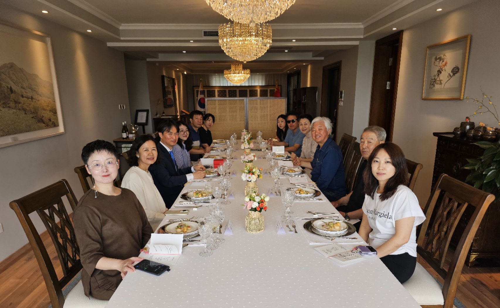 总领事，邀请韩中美术协会及沈阳市人民对外友好协会负责人到官邸共进午餐（6.7）