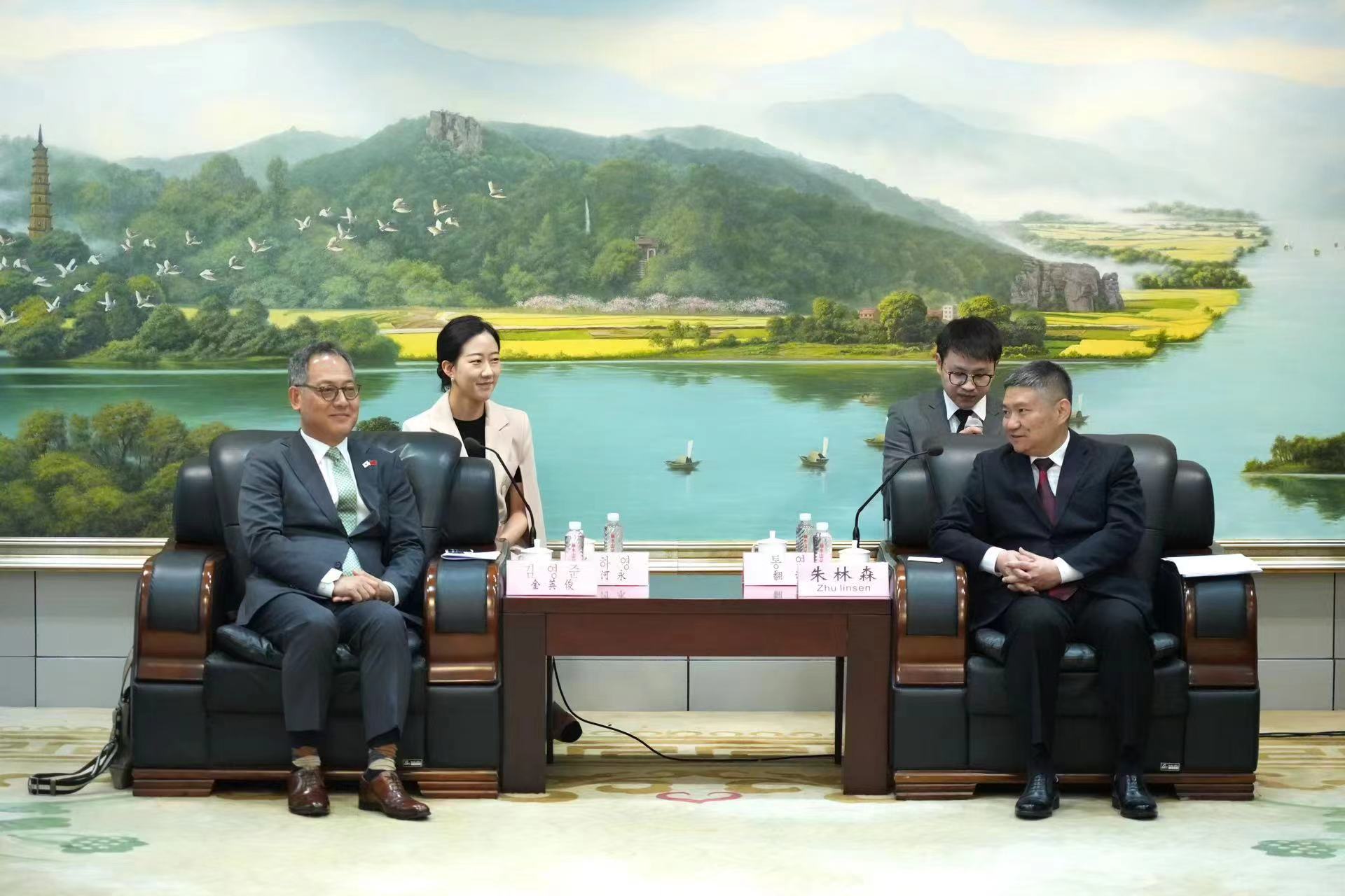 (6.25) 总领事与浙江省丽水市市长会谈