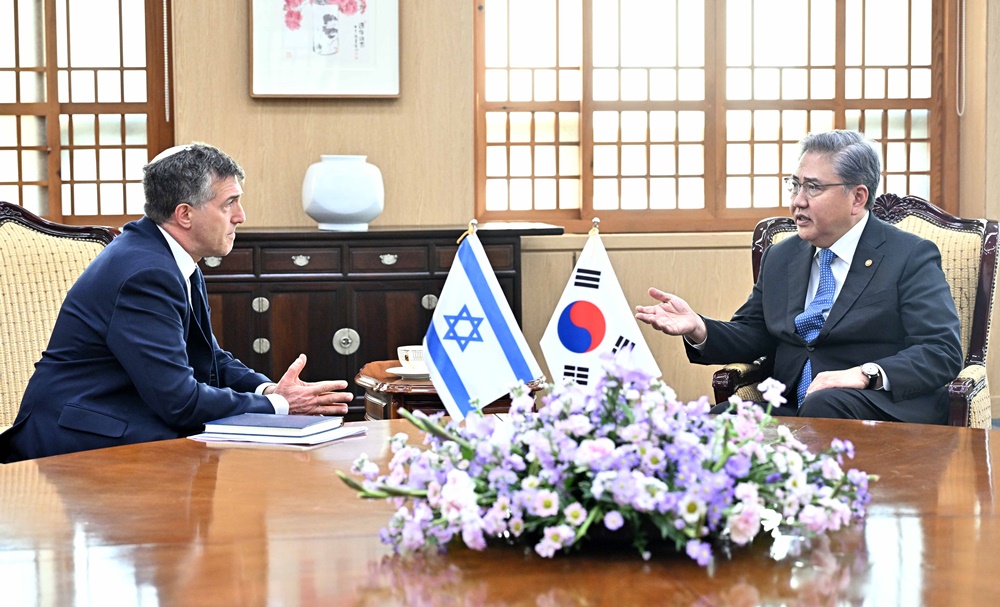 Minister of Foreign Affairs Park Jin Meets with Israeli Ambassador to ROK Date2023-10-20hit29 1. Minister of Foreign Affairs Park Jin met with Ambassador of Israel to the Republic of Korea, Akiva Tor, on October 20.     2. Foreign Minister Park extended condolences to the victims of the Israel-Hamas armed conflict and their bereaved families, and wished for a safe release of the hostages being held in Gaza Strip.     3. In addition, Foreign Minister Park hoped that the situation will de-escalate as soon as possible and that no more lives will be lost, and stated that the relevant parties need to take measures to protect civilians in compliance with international humanitarian law.     4. Particularly, Foreign Minister Park requested Israel’s interest and cooperation for the safety of Korean nationals staying in Israel, and Ambassador Tor said that Israel will continue to cooperate closely with the Korean side for the safety of Korean nationals.
