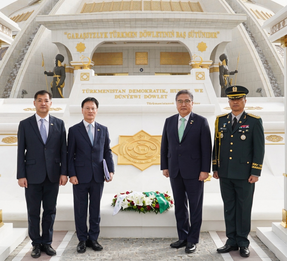 박진 장관, 투르크메니스탄 독립기념탑 헌화