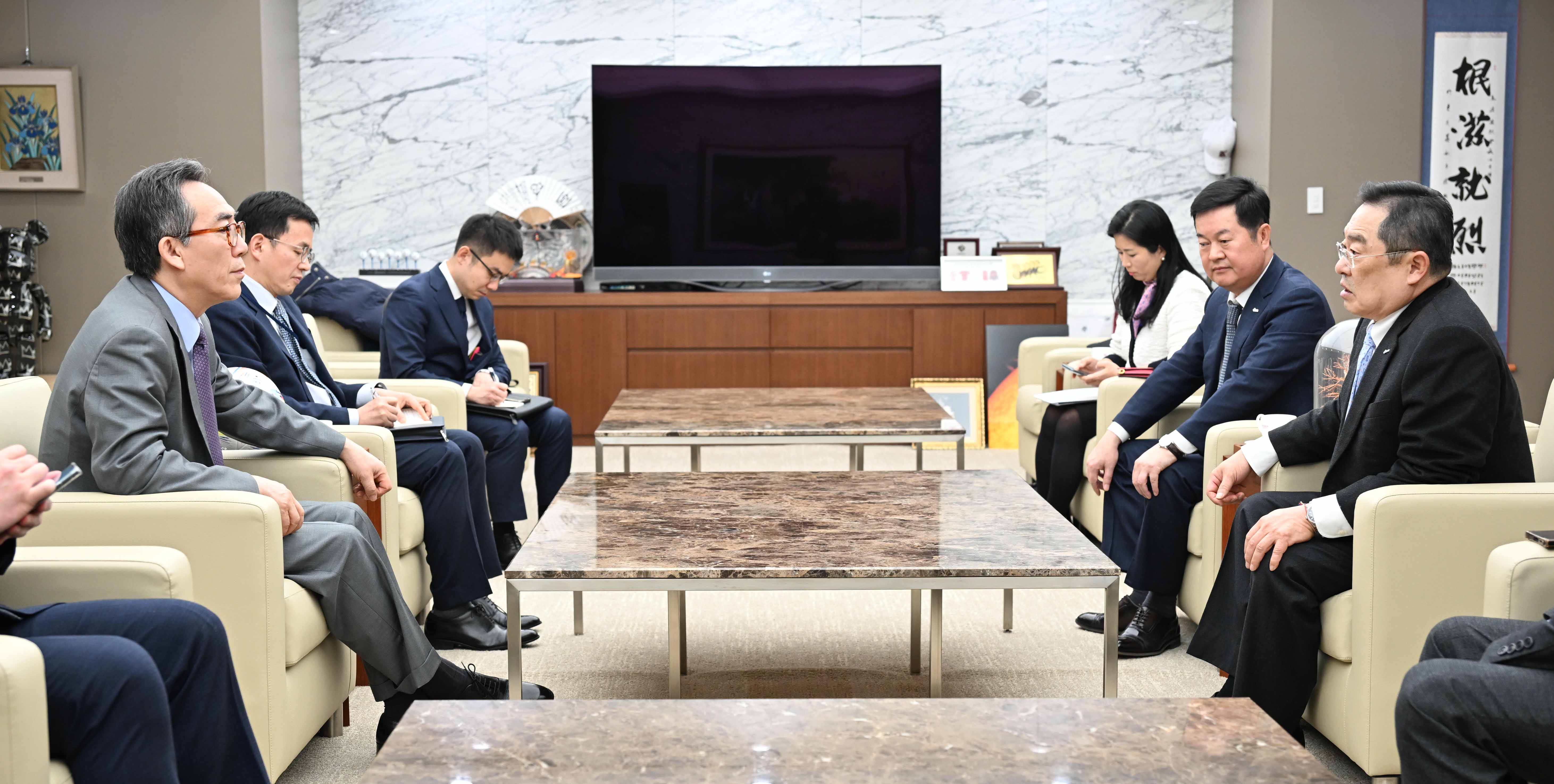 Ministry of Foreign Affairs Joins Hands Together to Boost Exports - Foreign Minister Cho Meets with Chairman of Korea International Trade Association (KITA)