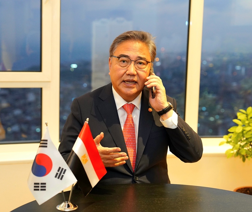 Minister of Foreign Affairs Park Jin Holds Phone Call with his Egyptian Counterpart (Oct. 30)
