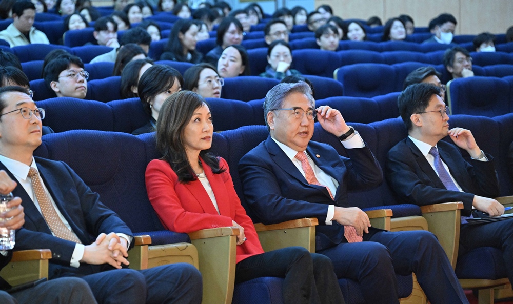 Ministry of Foreign Affairs Hosts Screening Event of Documentary Film "Beyond Utopia" about North Korean Defectors Abroad