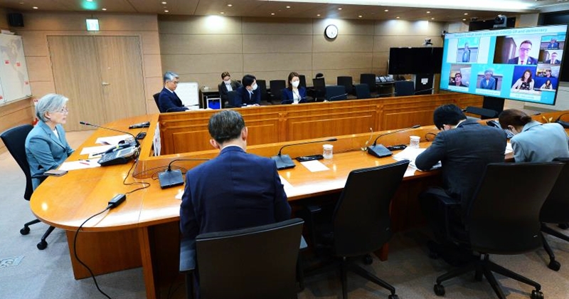 강경화 장관, '코로나 시대 민주주의' 웹세미나 참석