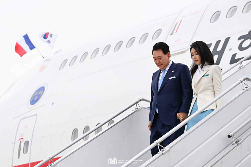 President Yoon arrives in Paris, meets overseas Koreans in France