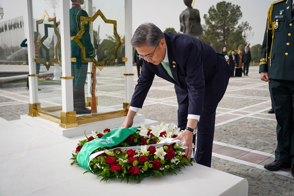 투르크메니스탄 독립기념탑 헌화