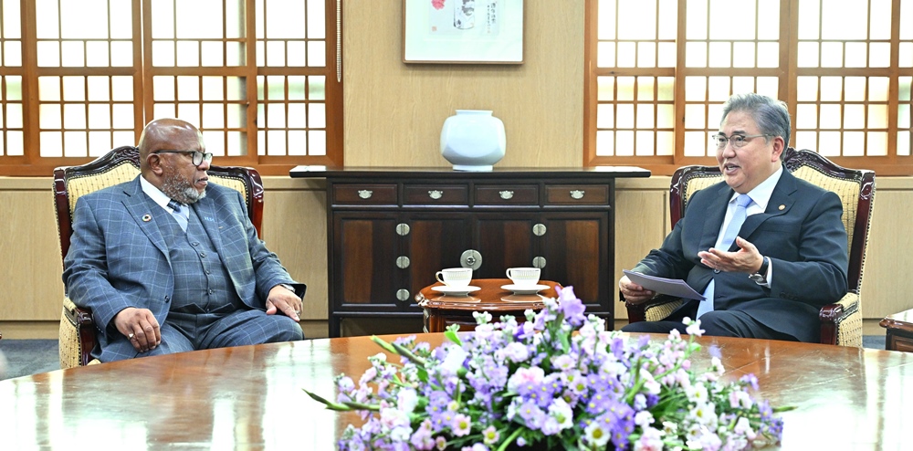 Minister of Foreign Affairs Meets with President of the 78th Session of the United Nations General Assembly