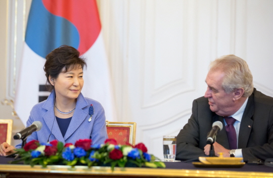 [프랑스·체코 방문] 박근혜 대통령, 한·체코 MOU 서명식 및 공동기자회견 참석