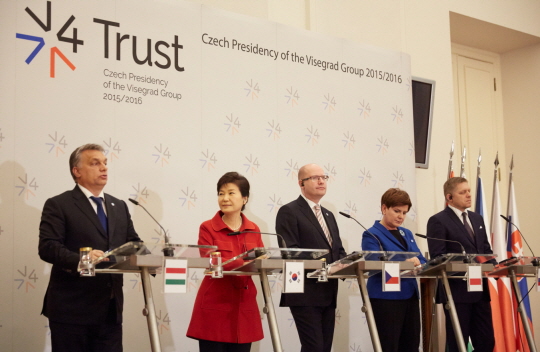 [프랑스·체코 방문] 박근혜 대통령, 비세그라드 그룹(V4) 4개국 정상들과 공동기자회견