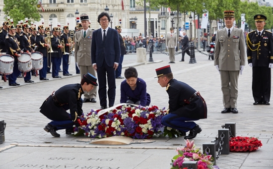 박근혜 대통령, 프랑스 개선문 무명용사의 묘 헌화