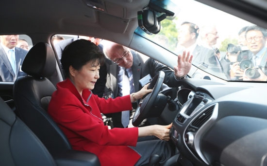 박근혜 대통령, 에어 리퀴드사 수소전기차 기술연구소 방문