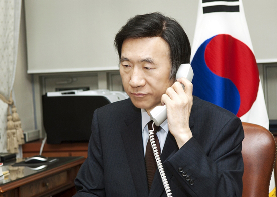 윤병세 외교장관, 기시다 후미오 일본 외무대신과 전화 통화