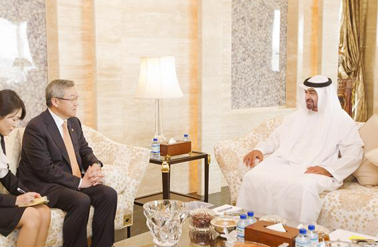 김성환 외교통상부 장관(좌)이 UAE를 방문하여 모하메드 아부다비 왕세자(우)를 예방하고 있습니다.