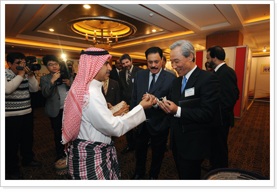 김종훈 통상교섭본부장(우측)이 2011 GCC Days 행사장을 방문하여 전시회 설명을 듣고 있습니다.