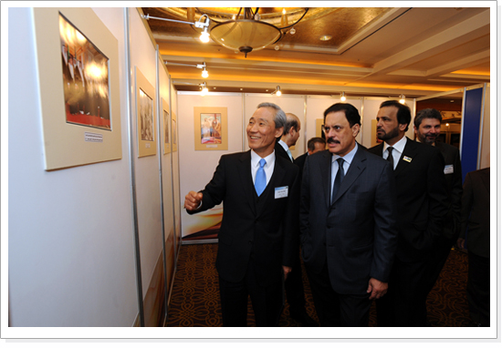 김종훈 통상교섭본부장(좌)이 2011 GCC Days 행사장에서 사진전에 대한 설명을 듣고 있습니다.