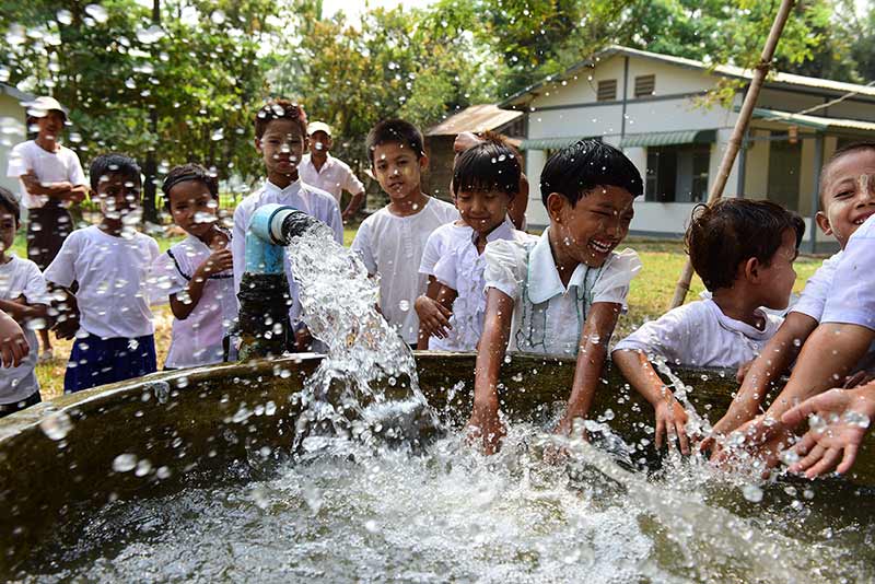 (사진) 미얀마 홀레구 농촌개발사업 - 미얀마 아이들이 물놀이 하며 웃는 모습
