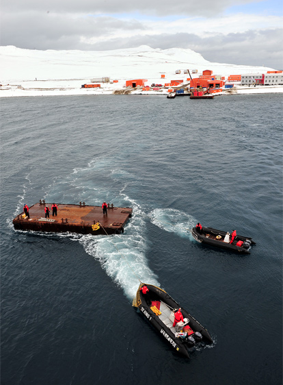 남극기지 해안 근처에서 활동하는 대원들 모습